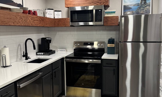 Oklahoma City Condo | Entire condo. Cozy 1BD/1BA in a gated complex in NW OKC by Kilpatrick Trnpk.