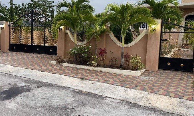 Montego Bay House | Entire Cozy Luxury Meadows With Free Wifi,Parking&Hottub