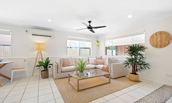 Wurtulla House | Entire home in Wurtulla, Australian6 guests*3 bedrooms*4 beds*1 bath