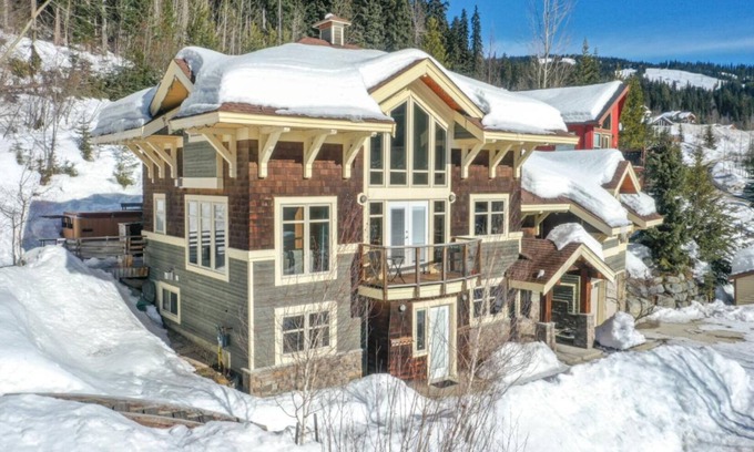 Sunburst Estates House | Entire house, Close to ski lifts and ALL amenities, fully equipped