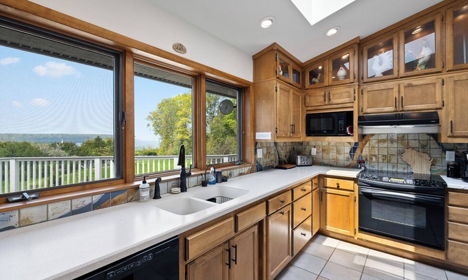 Ephraim House | Ephraim Cliff House: Stunning Panoramic Bay Views