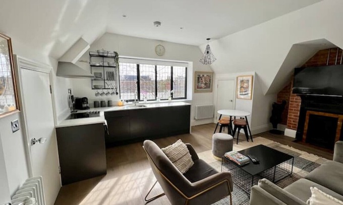 Epping Apartment | Epping High Street, Stylish & Very Well Appointed