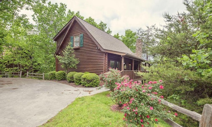 Pigeon Forge House | ER104 - R Tribe's Treehouse - Great location - Close to town! cabin