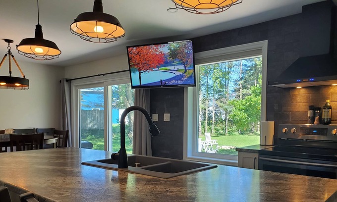 Ayton House | escape, relax in modern convenience & comfort.