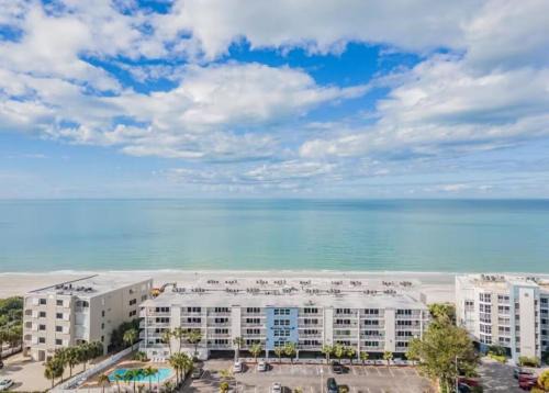 Indian Shores Apartment | Escape the Winter in Indian Shores! Beachside Condo with Heated Pool & Walkable to Restaurants!