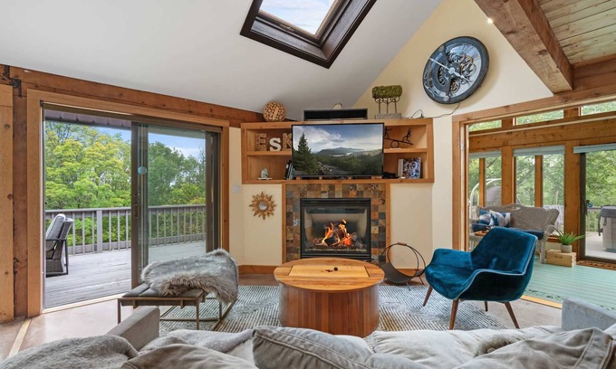 Lagrangeville Cabin | ESKape Manor: Great Views, Hot Tub & Fun Amenities