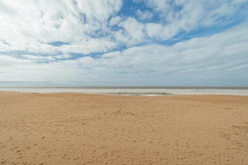 Espinho Apartment | Espinho Seawalk and Seaview by Vacationy