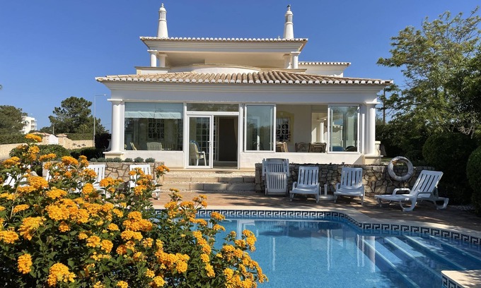 Portimao Villa | Established villa with private pool and well maintained gardens