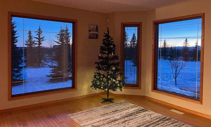Springbank House | Estate Home with Gorgeous View 7bds+3.5bath Sleeps 16+