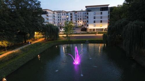 Tomaszow Mazowiecki Apartment | EUROPA22 Apartament RELAKS z JACUZZI w samym sercu miasta Prestiżowe osiedle z widokiem na park i staw z fontannami Szybkie i Łatwe Zameldowanie