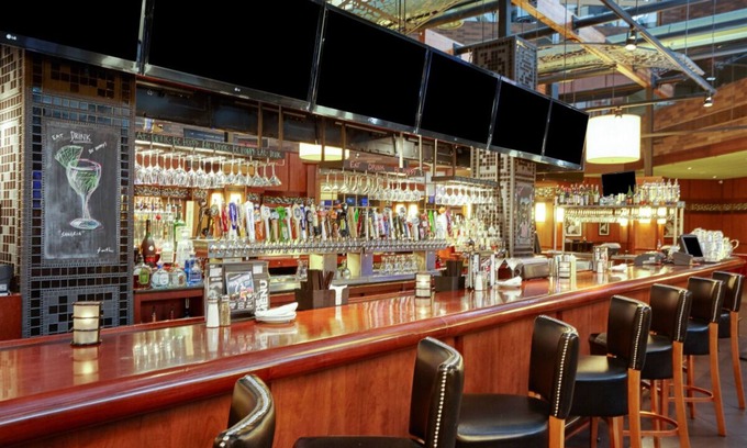 Matteson House | Everthing Illinois has to offer at Your Arms Reach! Onsite Dining, Free Parking