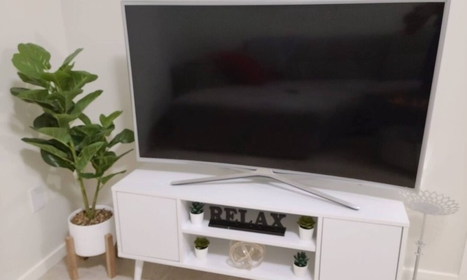 Transcona House | Exceptional 2 Bedroom Basement Suite