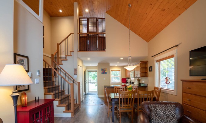 Regional District of Nanaimo Resort | Exceptional Oceanside Cottage in Parksville BC located in Popular Resort Area!