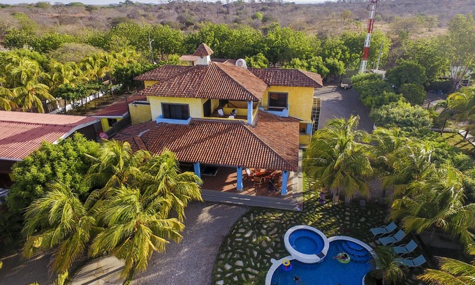 Pochomil House | Exclusive Beachfront Large Spanish Estate for up to 30 people, WiFi