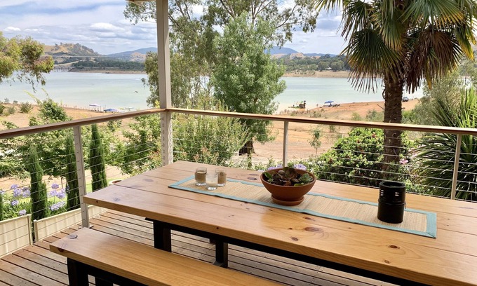 Bonnie Doon House | Exclusive Lake Frontage at Pete's HideawaynBonnie Doon Beach House @ Lake Eildon