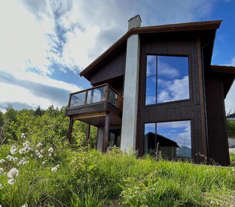 Møre og Romsdal Apartment | Exclusive Suite in the Sunnmøre Alps, Near Geiranger & Hjørundfjord