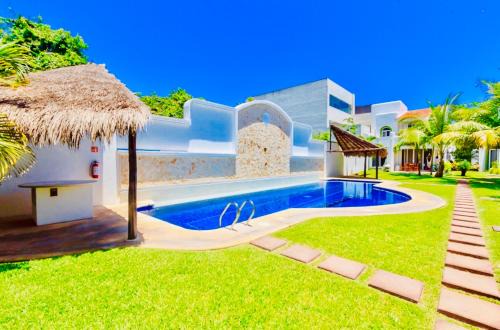 Playacar Bed & Breakfast | Executive Basic Room With Swimming Pool Air Conditioning and Parking
