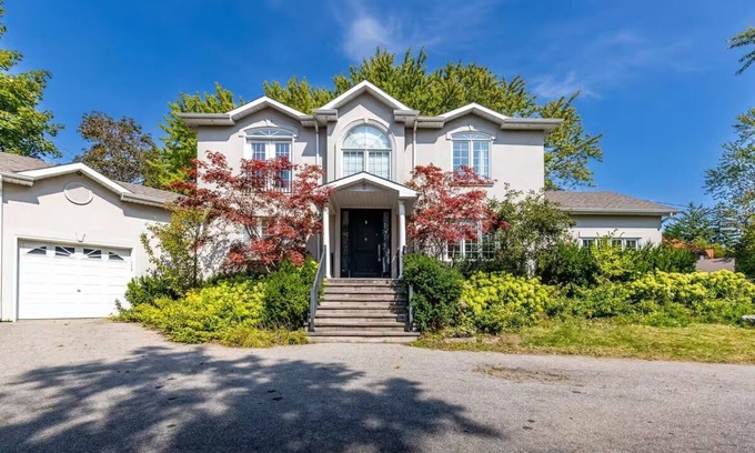 Scarborough House | Executive home, spacious, 4 bedrm, parking, 30 min to downtown, backyard, pets