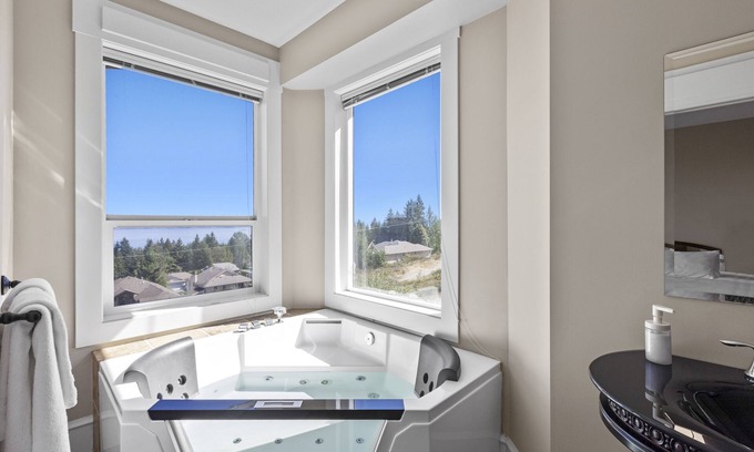 Ladysmith House | Executive Ocean View 2 bedrooms Sleeps 8 | Pet Friendly