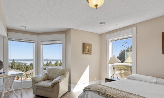 Ladysmith House | Executive Ocean View pet friendly Suite Sleeps 10 guest