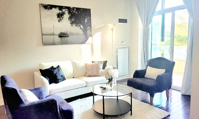 The Peanut Condo | Executive Spacious Ravine Living with Pool Gym & Free Parking