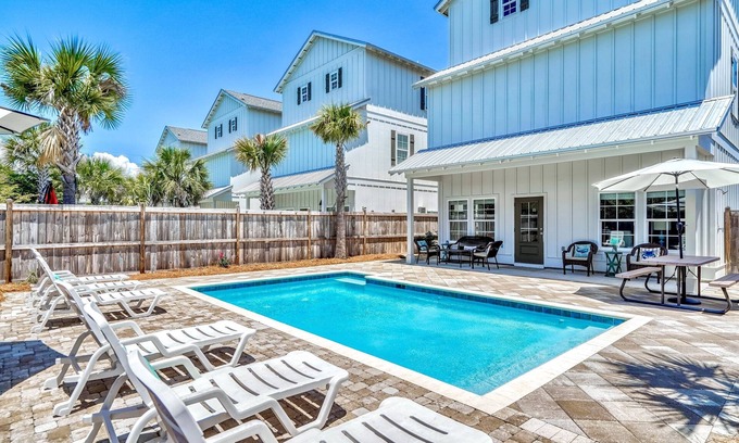 Miramar Beach House | exhale: Private heated pool, Free golf cart, 2 mins to beach, Bunk Rooms