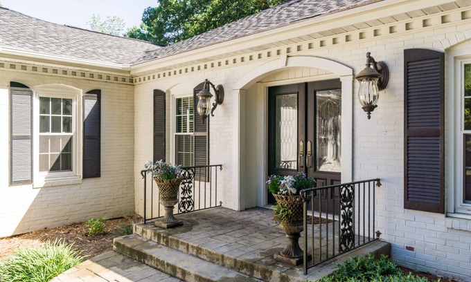 Cumberland House | Expansive ranch on private wooded lot! E Cobb