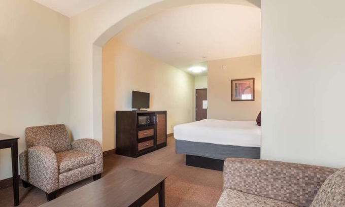 Saint Landry Hotel | Experience Comfort in Bunkie! With Free Parking & Free Breakfast, Pool!