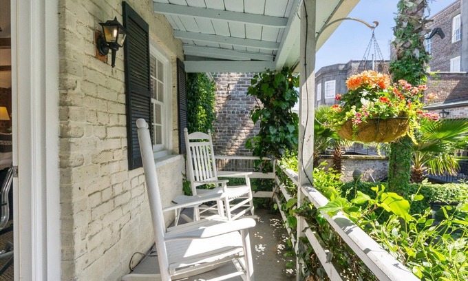 Historic Downtown Savannah Cottage | Experience Savannah like you live here! Shared Courtyard! Dog Friendly!