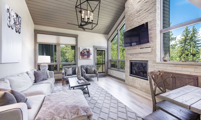 Park City House | Experience ski heaven at Canyons Village - just a stroll away