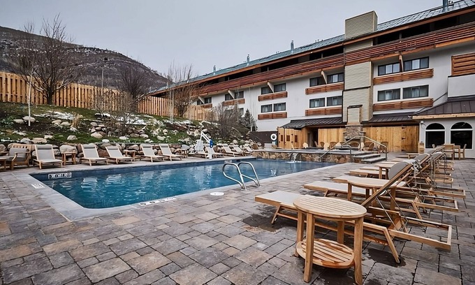 Vail Hotel | Experience Skiing Excellence at Our Vail Retreat: Suite w/Fireplace