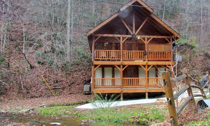 Gatlinburg - Pigeon Forge Cabin | Experience the Best of the Smoky Mountains at Our Creekside Log Cabin