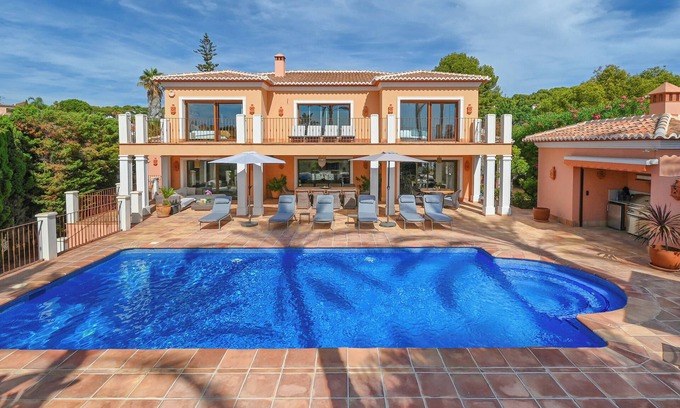 Moravit Villa | Experience Ultimate Luxury and Convenience at our 5-Star Villa with Private Pool