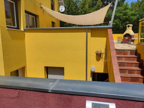 Rudolfsheim-Funfhaus Apartment | EXPLORE Wien Österreich VIENNA Austria WALTZ and CASTLES Residenz Habsburg great 2-rooms-apartment near SCHÖNBRUNN Breakfast Metro U3 U4 busses 48a 51a city kids pets