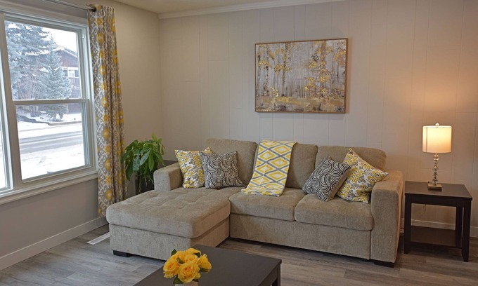 Calgary House | EXQUISITE 3BD HOUSE CLOSE TO AIRPORT, PL HOSP, DOWNTOWN, SLEEPS 7