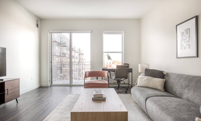 Elmhurst Apartment | Exquisite Elmhurst 1BR w/Lounge, Pool & Gym nr Metra, by Blueground