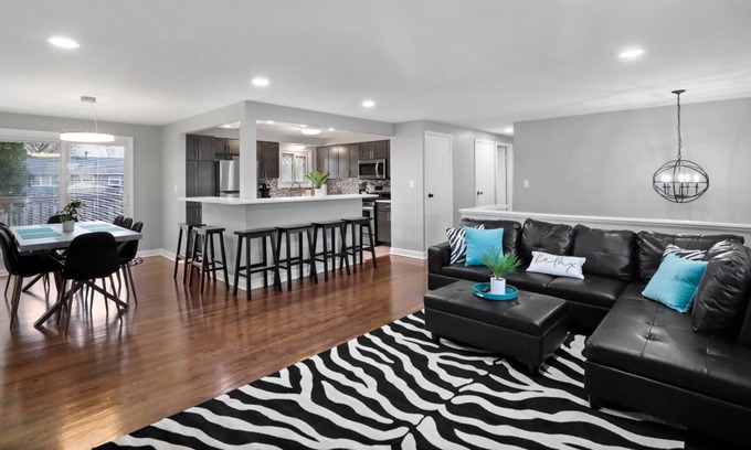 Forestview House | Extravagance - 4 Bedrooms 2.5 Baths With Deck