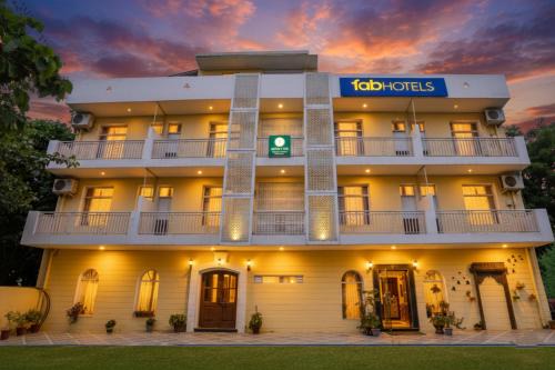 DLF Phase 3 Hotel | FabHotel Aravali Suites