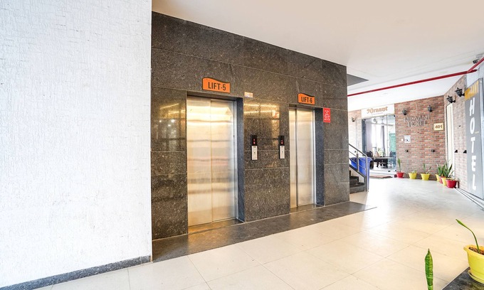 Surat Hotel | Fabhotel Niraant