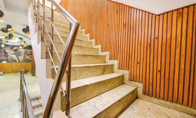 Azadpur Hotel | Fabhotel Shri Sai Dx