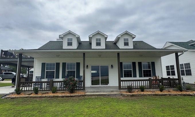 Eufaula Cabin | Fabulous 3-bedroom Lake lodge with AC in charming Eufaula