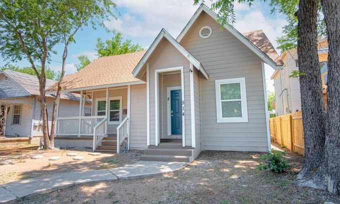 Near East Side Apartment | Fabulous Newly Renovated 2Br/1Ba Near Downtown