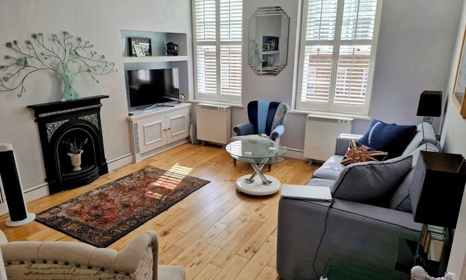 St. Mary's Park Apartment | Fabulous one double bedroom flat in garden setting by the river in Battersea
