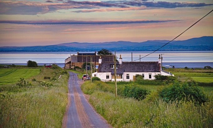 Carsethorn Cottage | Fabulous seaside cottage with stunning views and 3 double ensuite bedrooms, an enclosed garden in th