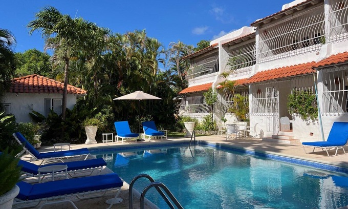 Gibbs Bay Condo | Fabulous, spacious condo with pool, 5 mins from Mullins Beach.
