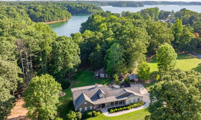 Flowery Branch Apartment | Fall by the Lake – Farm Fun, Swim, Kayaks & Sauna!