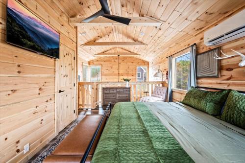 Gatlinburg - Pigeon Forge House | FALL COLORS! - Near Dollywood, Parkway, Biggest Zipline - Cozy Mountain Cabin with Hot Tub, Games, Hammock
