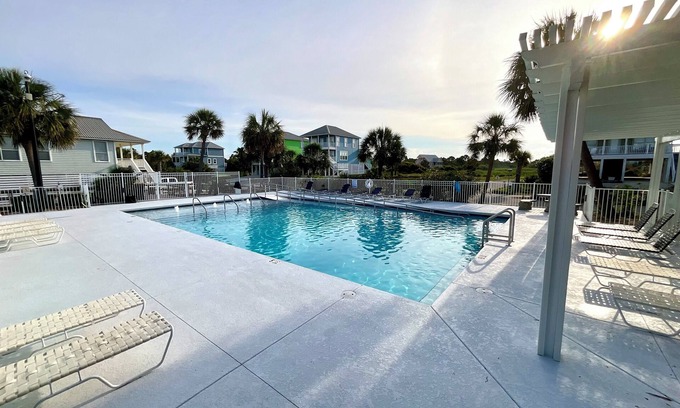 Morgantown House | Fall Discounted! Beach/Pools/Tennis & Pickleball