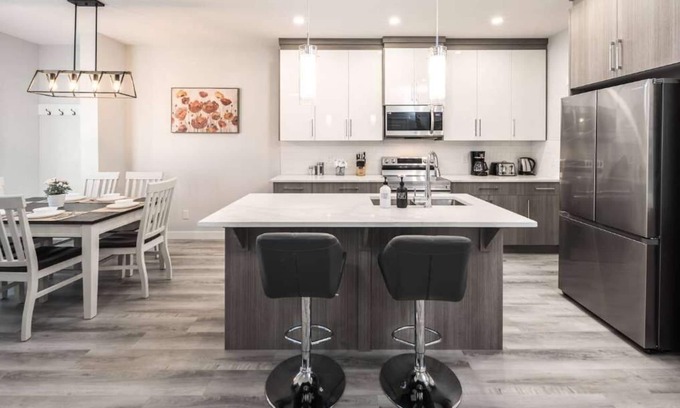 Lynnwood Ridge House | Family: 3BR w Yard, FREE Banff Pass, Wine, Netflix