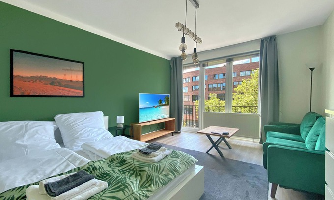 Vahrenwald Apartment | Family apartment in the city, one stop from the main station with two balconies